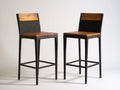 Zestaw 2 czarno-brązowych hokerów barowych z litego drewna i rattanu, 45 x 45 x 110 cm