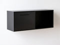 Wisząca szafka RTV z MDF, czarna, 120 x 35 x 40 cm, z drzwiczkami i otwartą wnęką