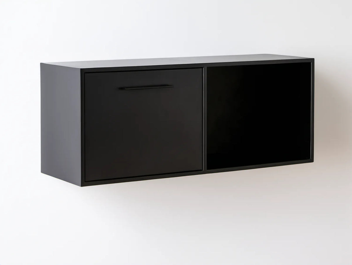 Wisząca szafka RTV z MDF, czarna, 120 x 35 x 40 cm, z drzwiczkami i otwartą wnęką