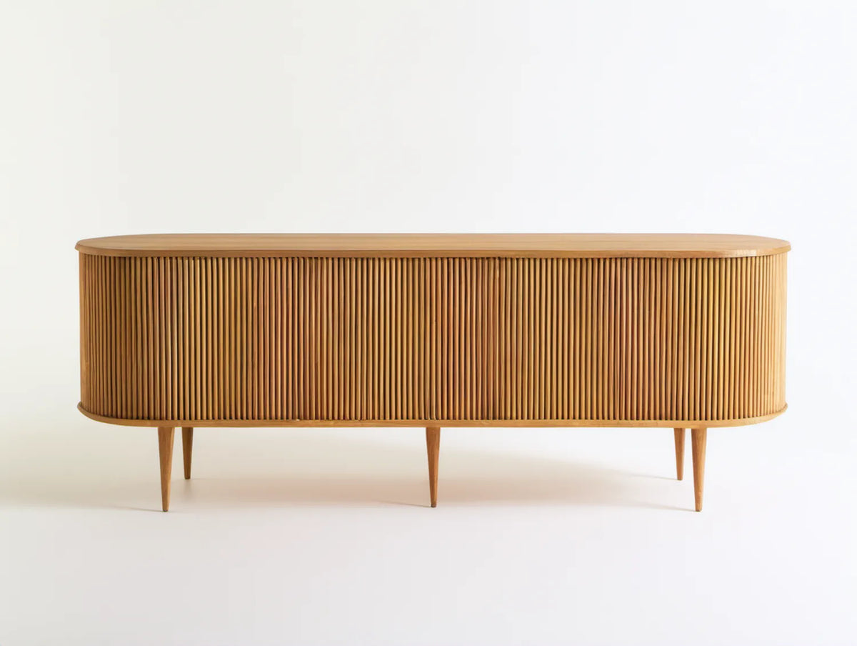 Owalna szafka RTV z litego drewna w kolorze naturalnego dębu, 180 × 45 × 60 cm, z ryflowanym frontem